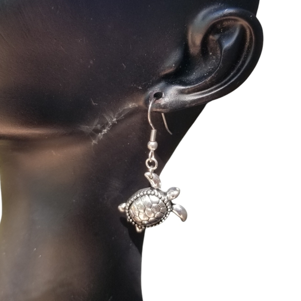 VINTAGE NWOT SILVERPLATED SEA TURTLE DROP HOOK EARRINGS